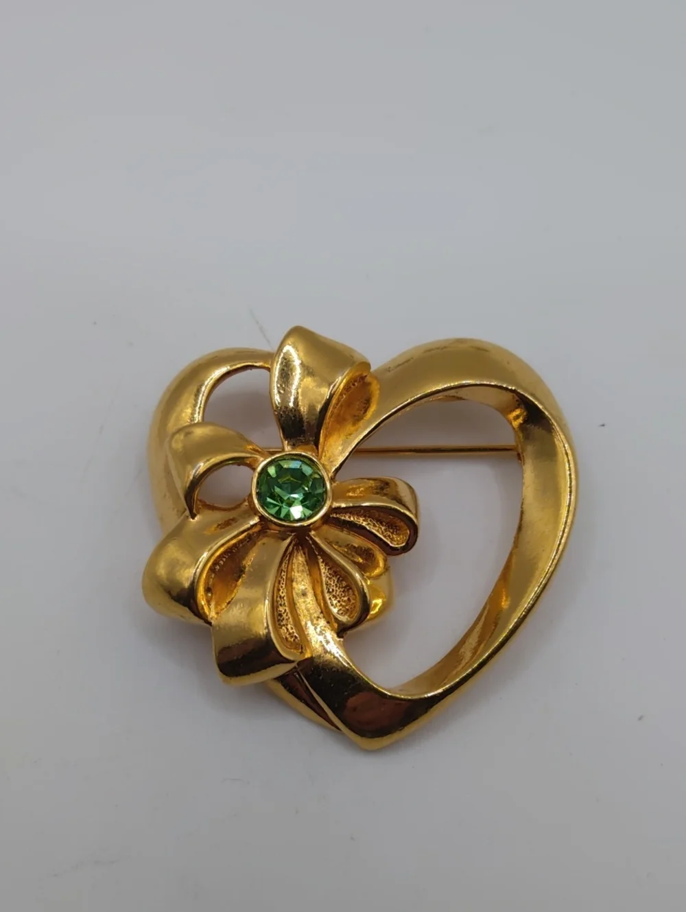 Avon August Birthstone Open Heart Gold Tone Brooch 1992
